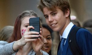 Na rok ograniczyli korzystanie ze smartfonów w szkołach. Zaskakujący efekt