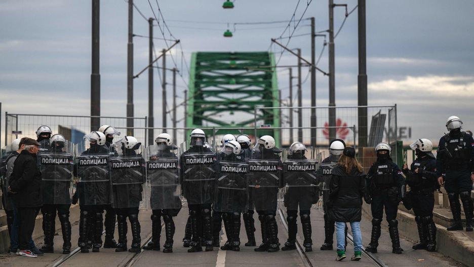 Protesty przeciwko zburzeniu mostu w Belgradzie
Serbian police units guard the entrance to the Old Sava Bridge in Belgrade on November 20, 2024, ahead of a protest organised by the "Bridge Stays!" movement against the removal of the bridge over the Sava river. The eight-decade-old Sava Bridge in Belgrade is closed to traffic on November 2, 2024 in preparation for its removal, the Belgrade City Traffic Secretariat announced, despite opposition from some residents of Serbia's capital, who cite both emotional attachment and traffic concerns. Built in 1942 by German occupiers during WWII, it was one of four bridges over the Sava River used for vehicles in the busy central city area, often plagued by traffic jams. (Photo by Andrej ISAKOVIC / AFP)
ANDREJ ISAKOVIC