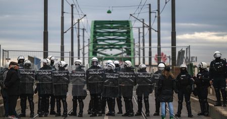 Politycy zaatakowali demonstrantów. "Byli uzbrojeni w noże"