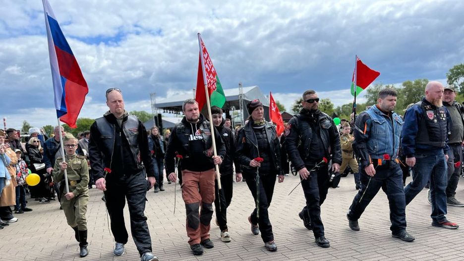 Uroczystości w konsulacie, w których wzięli udział motocykliści