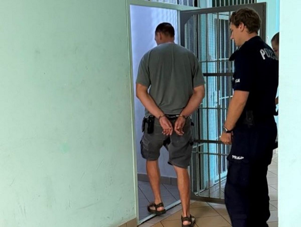 Napluł na taksówkarza, po czym poszedł do auta po maczetę