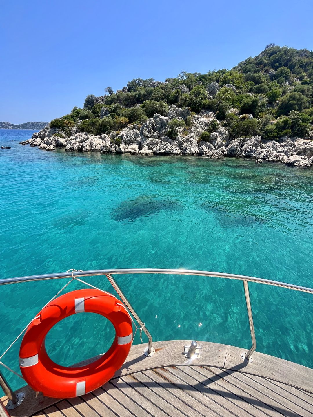 Woda w okolicy wyspy Kekova zachwyca kolorem