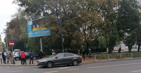 List do redakcji. Pod jej blokiem jest punkt pobrań wymazów. "Kiedy zobaczyłam kolejkę na co najmniej 200 m, to się przestraszyłam"