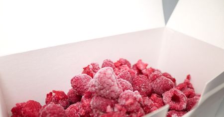 Maliny z Ukrainy zatrzymane na granicy. Widoczna pleśń, zepsute owoce i nietypowa dla malin barwa