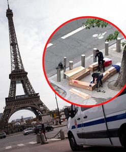 Trumny ustawione niedaleko wieży Eiffla. Trzy osoby zatrzymane