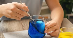 Czym zabarwić jajka na niebiesko?