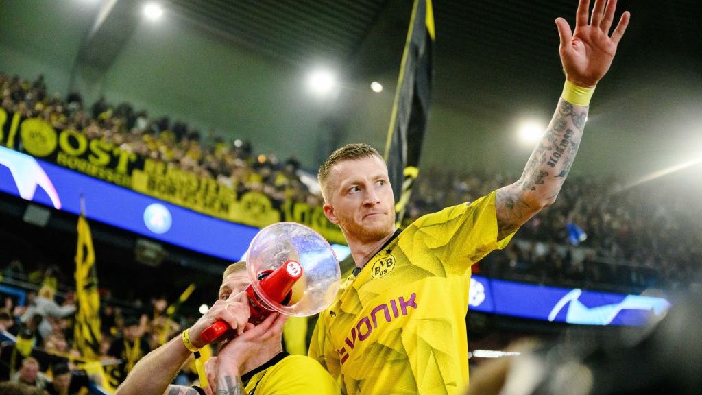 Na zdjęciu: Marco Reus prowadzący doping
