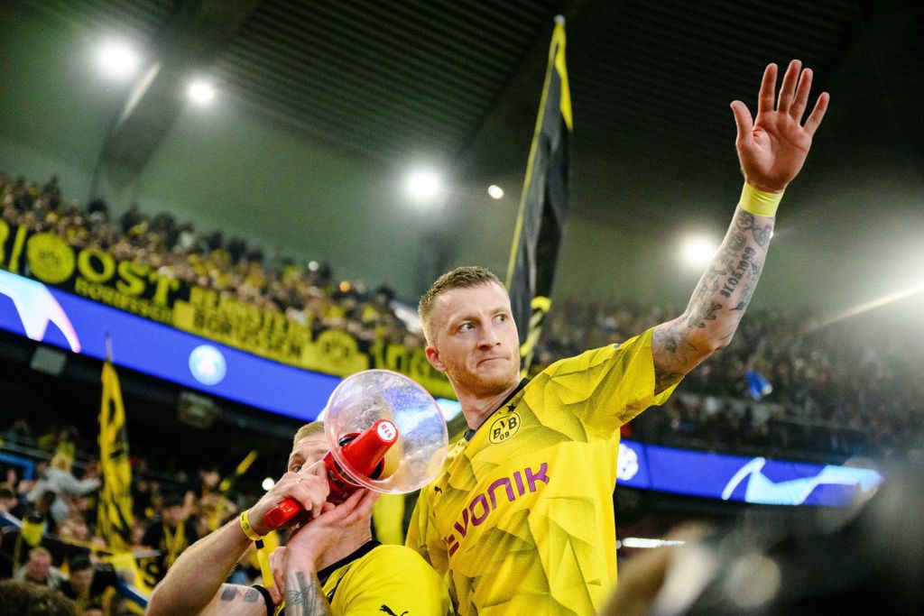 Na zdjęciu: Marco Reus prowadzący doping