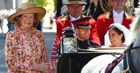 Dama dworu siostry królowej Elżbiety kpi z Meghan Markle: "Myślała, że będzie sobie tylko jeździć w ZŁOTEJ KARECIE"