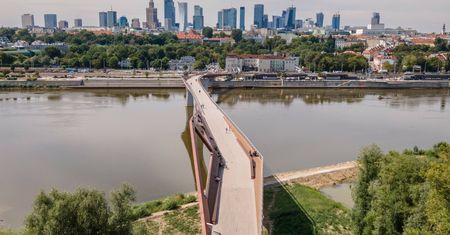 Diler reklamuje się na kładce. Władze chcą to zmienić