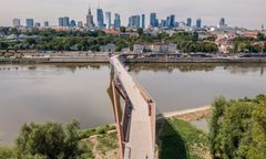 Diler reklamuje się na kładce. Władze chcą to zmienić