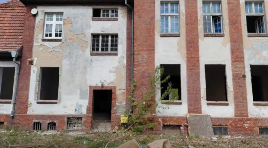 Obecnie trwają prace rozbiórkowe. 