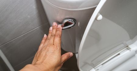 Popularny nawyk w łazience. Rachunki za wodę rosną w oczach