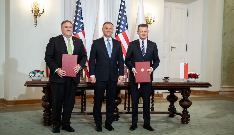 Sekretarz Stanu USA, Michael Pompeo, Andrzej Duda oraz minister obrony narodowej, Mariusz Błaszczak po podpisaniu umowy o współpracy.