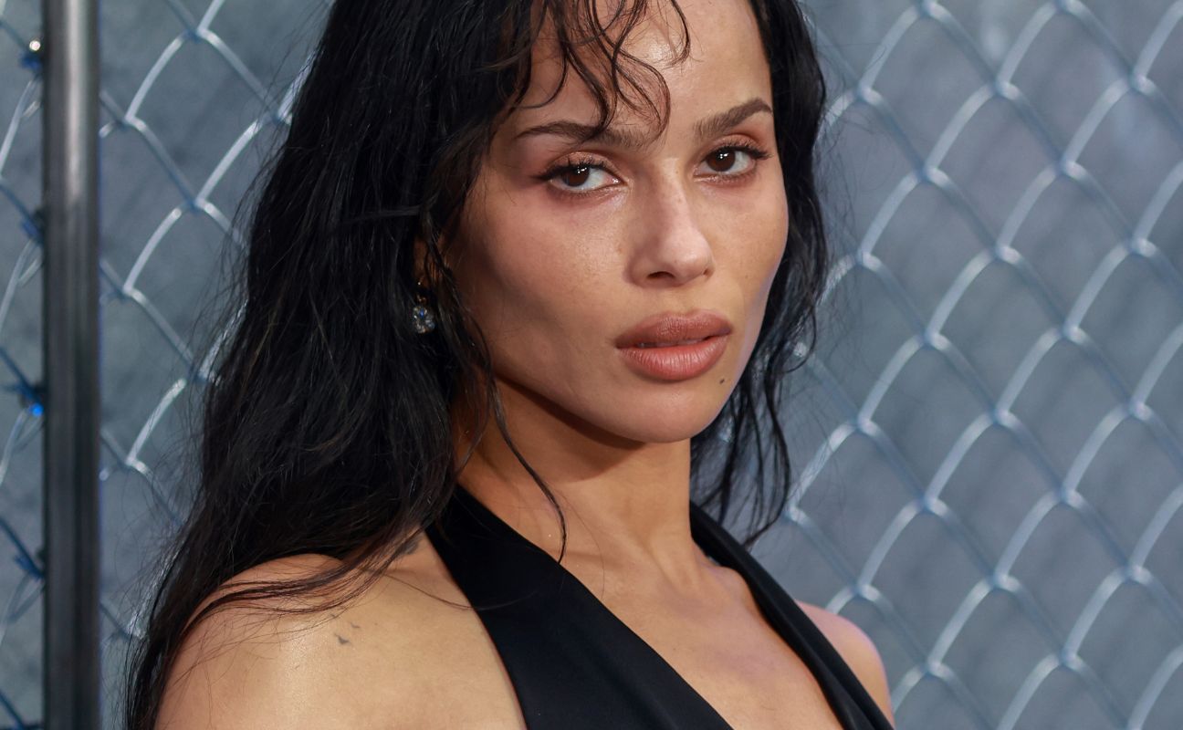 Zoë Kravitz w kremowej satynie — odcień Cloud Dancer hitem lata 2026