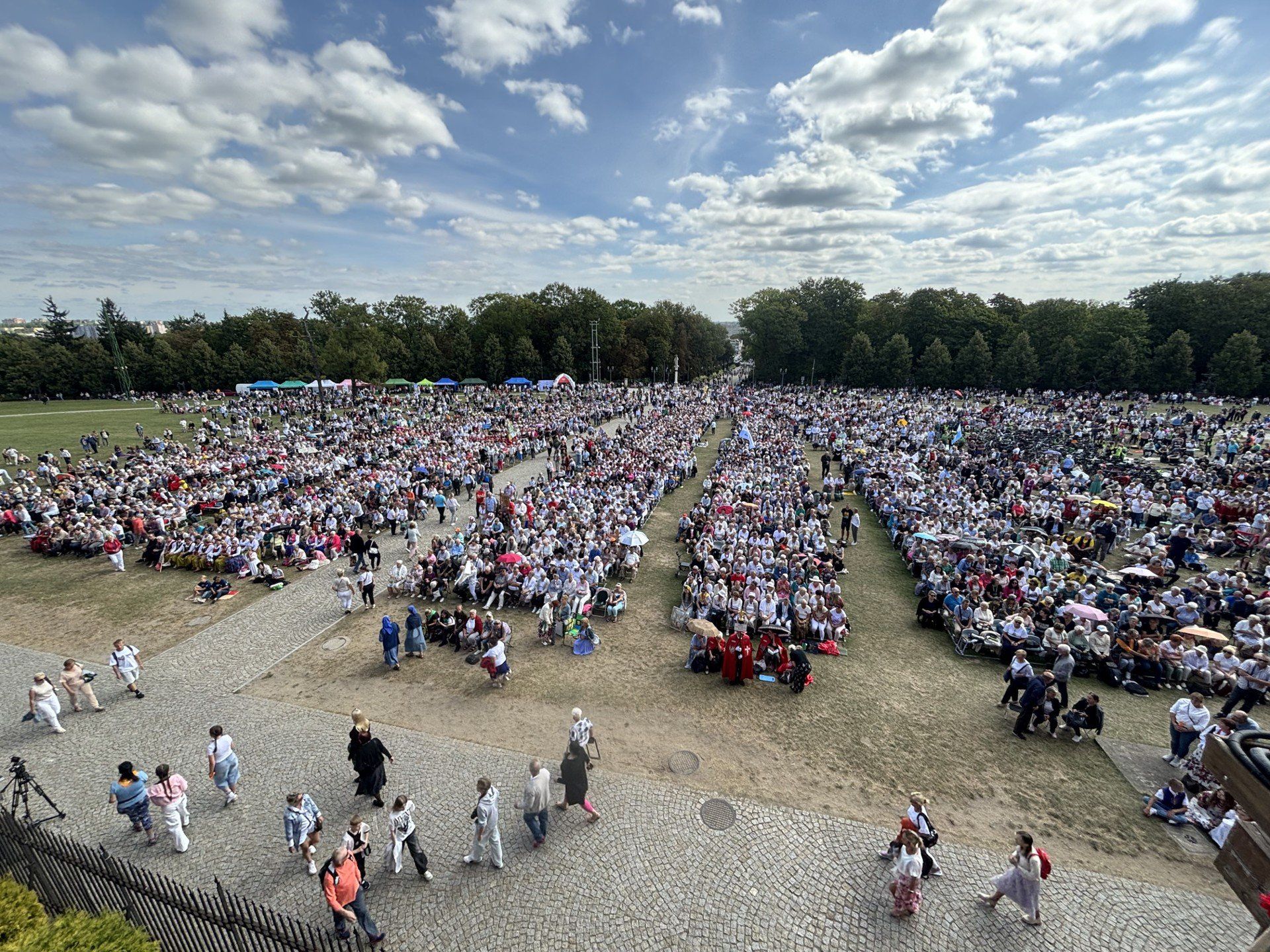 Tłumy pielgrzymów z całej Polski, w tym pieszych, biegaczy i rowerzystów, dotarły na Jasną Górę, by wspólnie świętować kulminację sezonu.