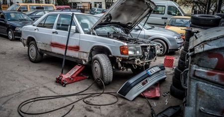 Jazda youngtimerem - cz.11: rozbiórka mercedesa 190E W201 do lakierowania