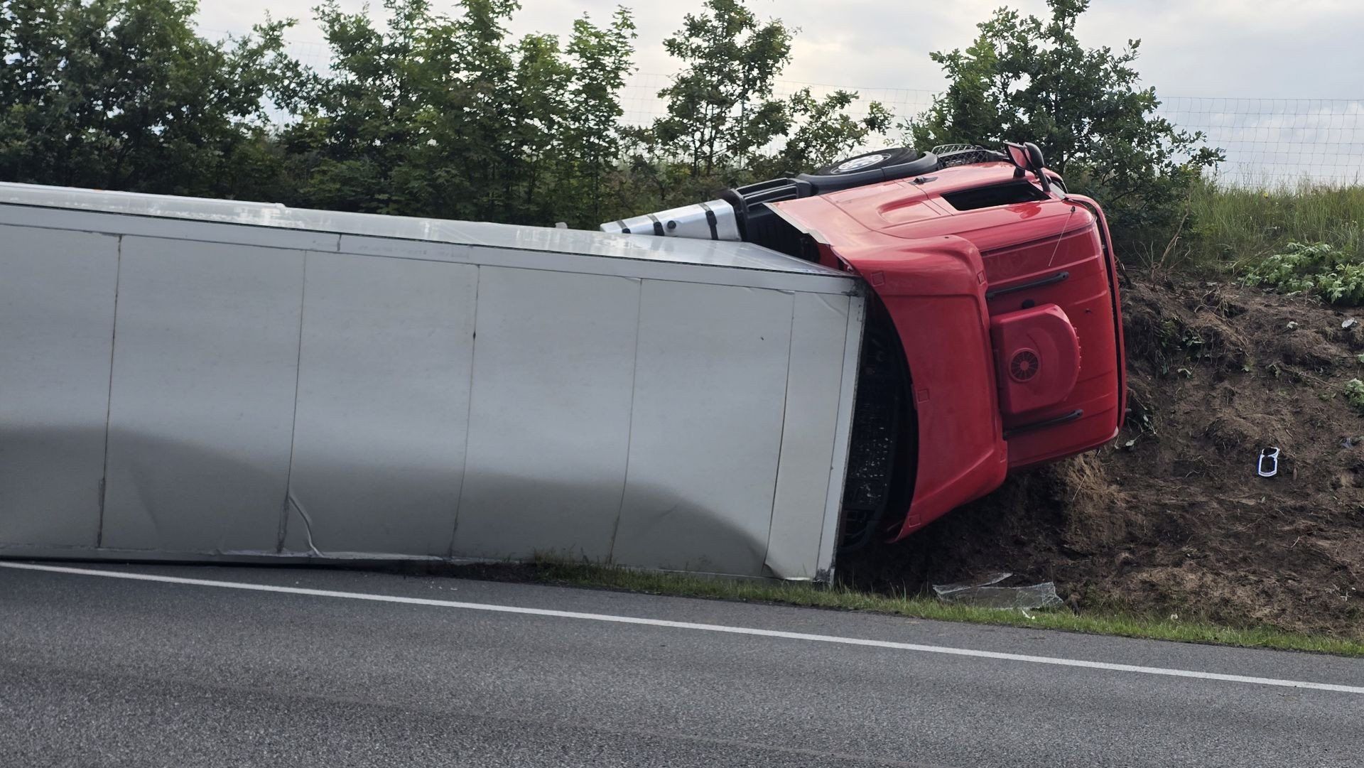 Wypadek na 206. kilometrze DK 91, w miejscowości Otłoczyn, ciężarówka wypadła z drogi.