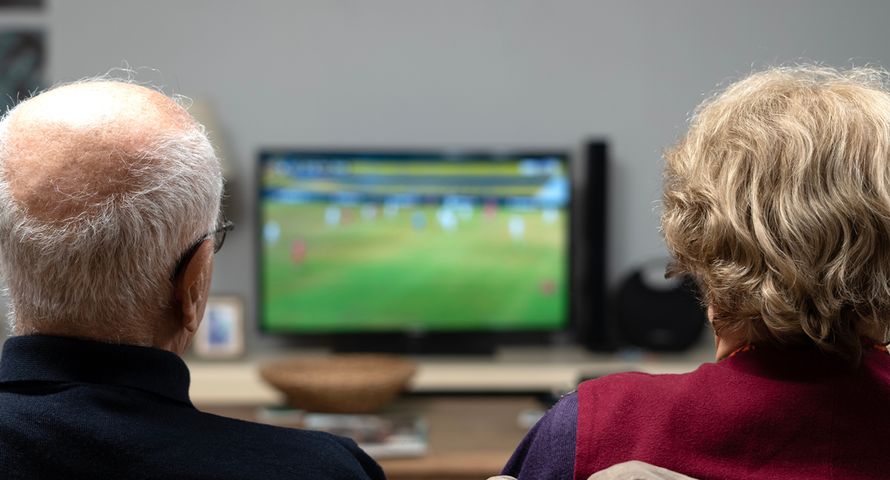 Starsi widzowie mają problem z obsługą usług IPTV