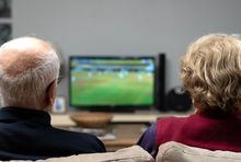 Seniorzy przed telewizorem