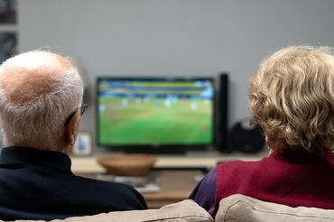 Seniorzy przed telewizorem