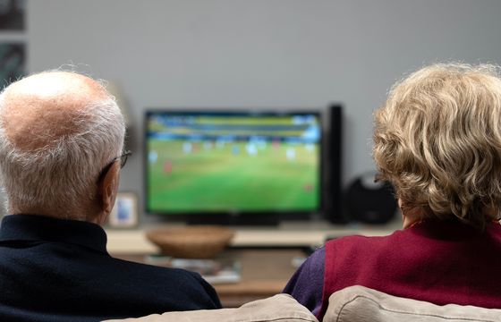 Starsi widzowie mają problem z obsługą usług IPTV