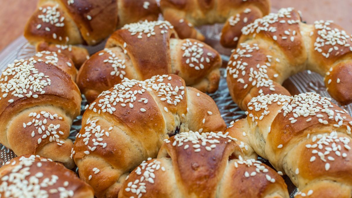 Drożdżowe rogaliki z konfiturą. Słodki dodatek do kawy