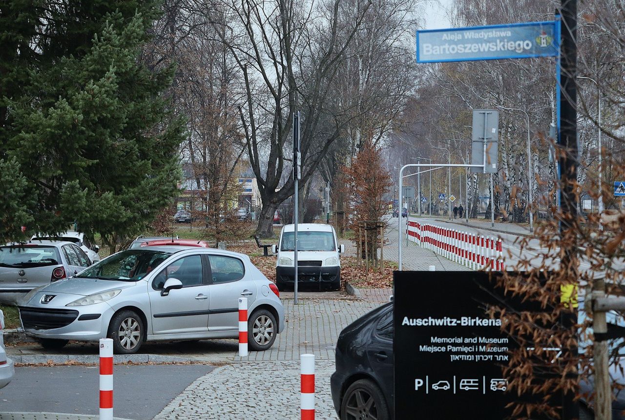 Oświęcim: Zajęte parkingi, koczujący turyści. Ciężko się mieszka w sąsiedztwie Muzeum Auschwitz. Otwarcie Alei Bartoszewskiego rozwiązałoby problem?