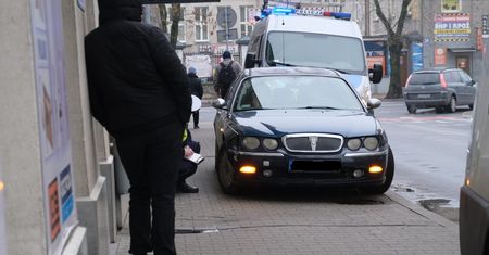 Przejeżdżał na hulajnodze na drugą stronę ulicy, został potrącony przez rover. Mężczyzna trafił do szpitala [ZDJĘCIA]