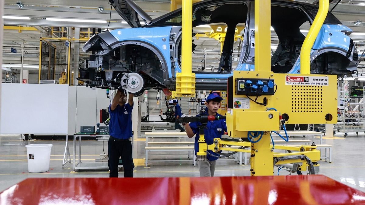 Na zdjęciu montaż samochodów marki BYD w fabryce w Tajlandii