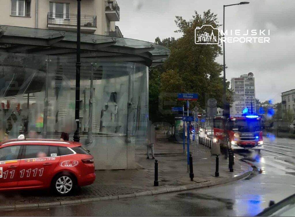 Warszawa: Zagrzane hamulce w jednym ze składów metra. W akcji straż pożarna