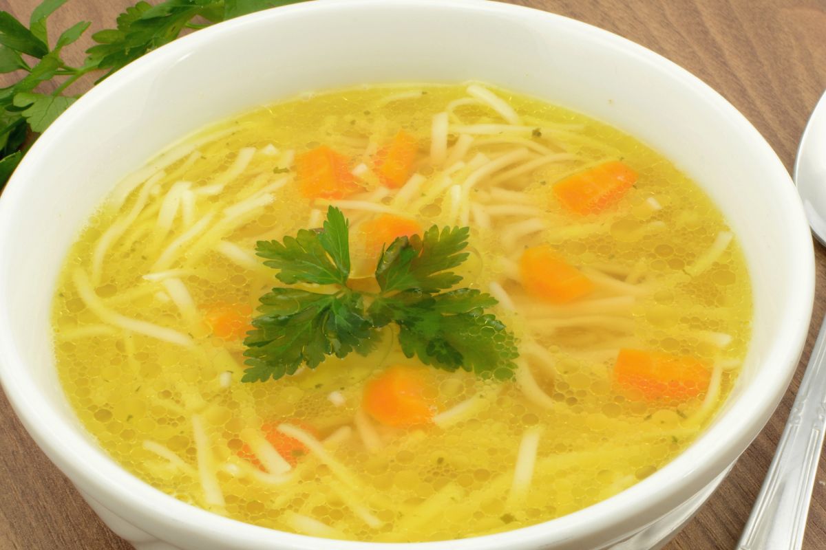 Wrzucam 1 kostkę do gotującego się rosołu. Po chwili staje się klarowny