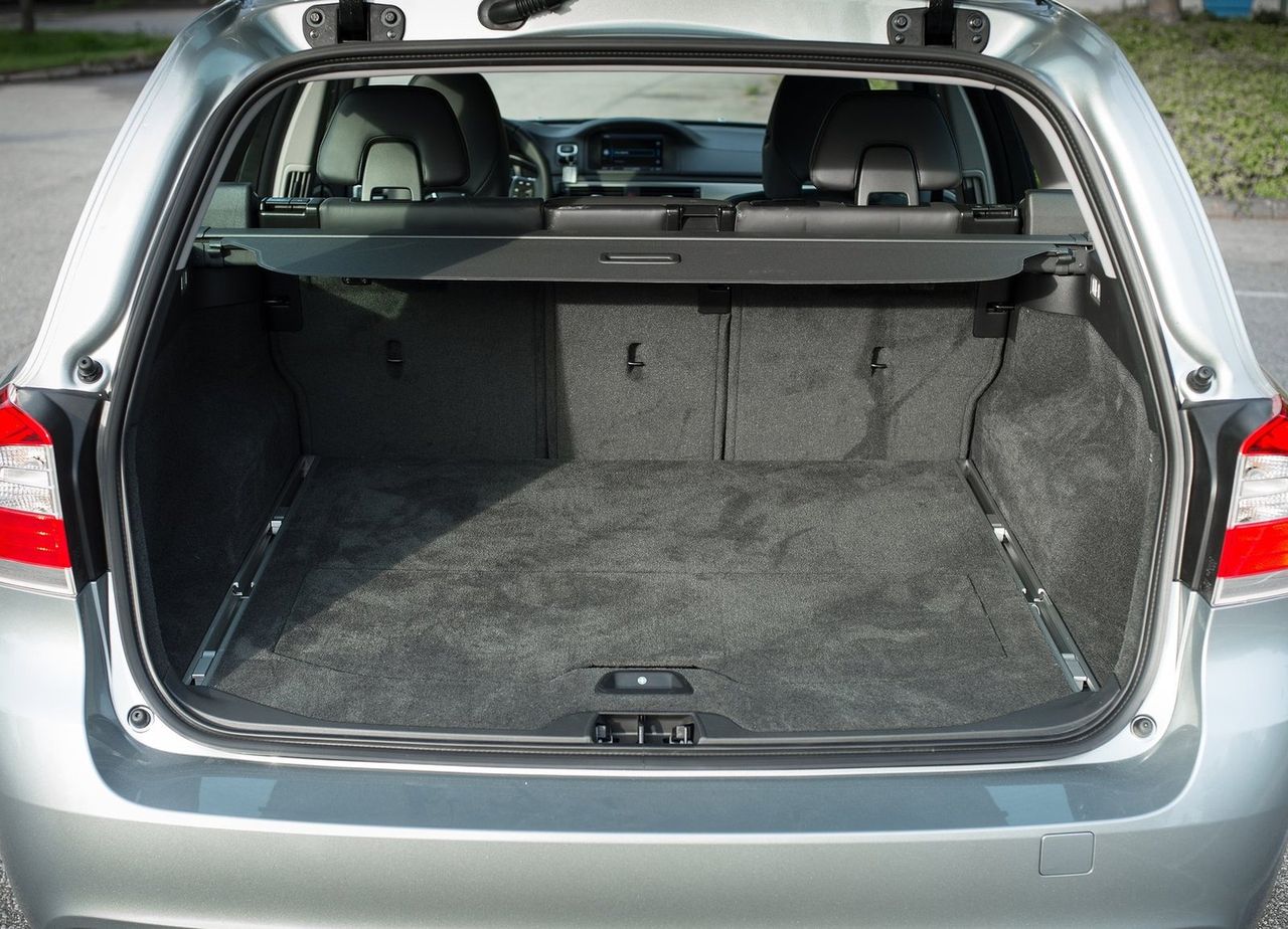 Fenomen bagażnika kombi marki Volvo polega na dużej powierzchni, foremnym kształcie, pionowej klapie i niemal standardowej siatce oddzielającej go od przestrzeni pasażerów. Dzięki temu auto można załadować po dach i przewieźć większe pudła niż w bagażnikach o większej pojemności u konkurentów.