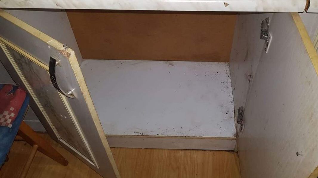 Szafka, w której ukrył się 43-latek 