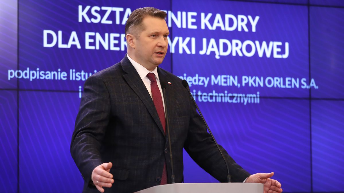 Warszawa, 31.01.2023. Minister edukacji i nauki Przemysław Czarnek (L) podczas uroczystości w siedzibie Kancelarii Prezesa Rady Ministrów w Warszawie, 31 bm. Spotkanie dotyczyło podpisania listu intencyjnego nt. współpracy na rzecz utworzenia i organizacji studiów "Energetyka jądrowa" pomiędzy MEiN, Polskim Koncernem Naftowym Orlen S.A., Politechnikami: Gdańską, Poznańską, Śląską, Warszawską, Wrocławską oraz Akademią Górniczo-Hutniczą w Krakowie. (amb) PAP/Tomasz Gzell