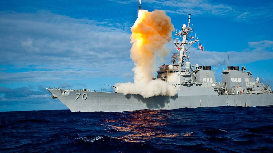 Niszczyciel USS "Hopper" wystrzeliwujący pocisk SM-3