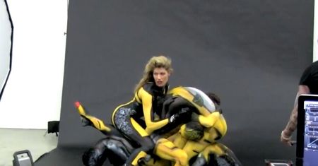 Motocykle z ludzkich ciał jako promocja targów [wideo]
