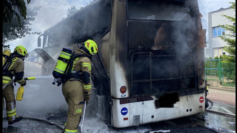 Autokar, którym uczniowie mieli jechać na wycieczkę, stanął w og