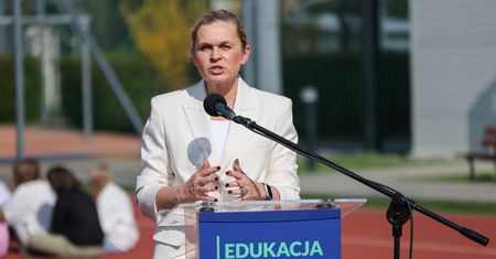 Zakaz smartfonów w szkole. Nowacka zabrała głos