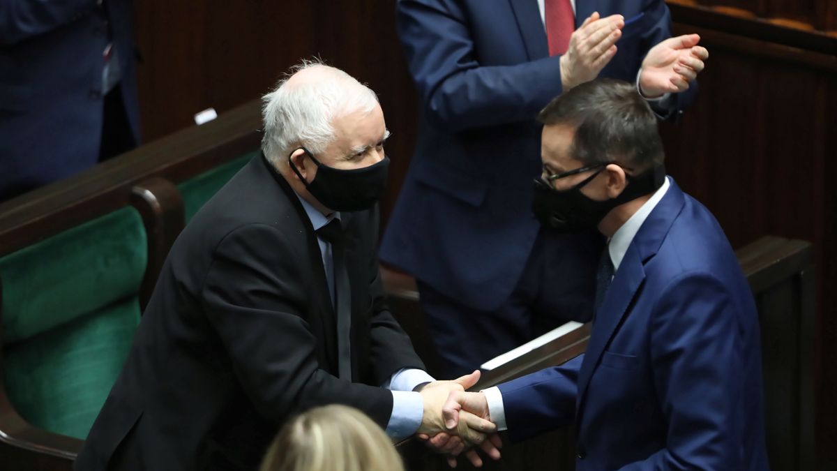 Jarosław Kaczyński i Mateusz Morawiecki mogą mieć powody do zadowolenia