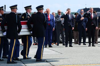 Trudny moment Trumpa. Żegna poległych żołnierzy USA