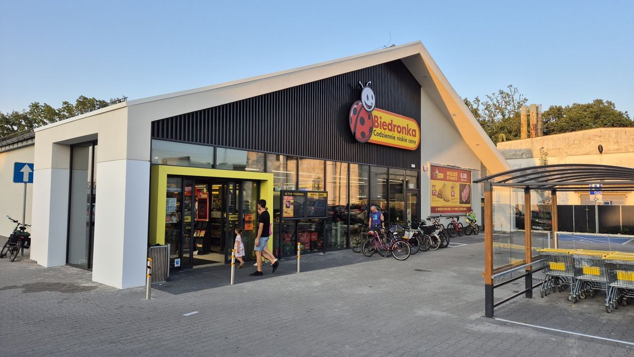 Łódź: Jak pracują sklepy w długi weekend 15 sierpnia? Biedronka wydłuża godziny otwarcia swoich supermarketów w tygodniu przed 15.08.2025
