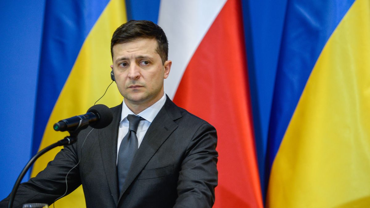 Na zdjęciu prezydent Ukrainy Wołodymyr Zełenski na tle polskiej i ukraińskich flag