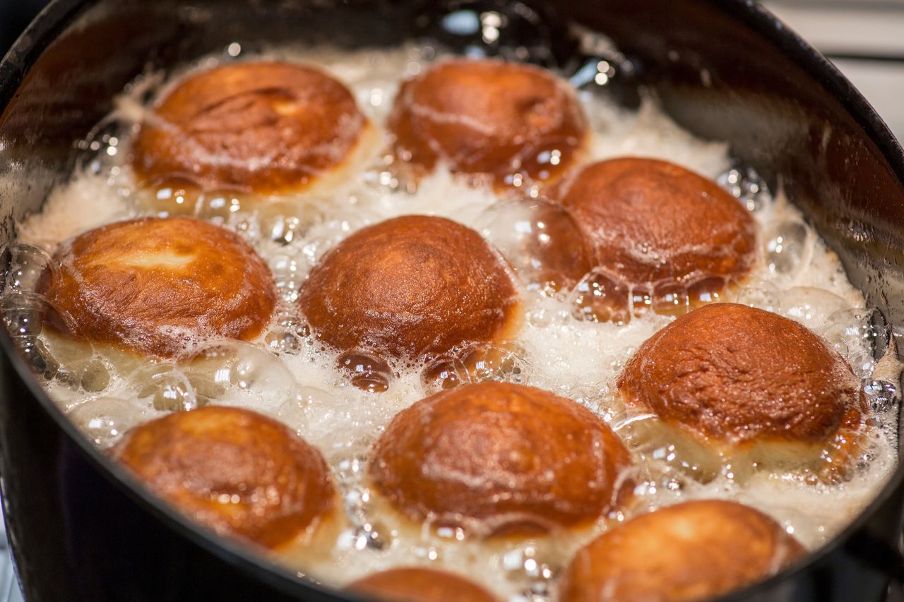 Pączki tradycyjnie smaży się na smalcu