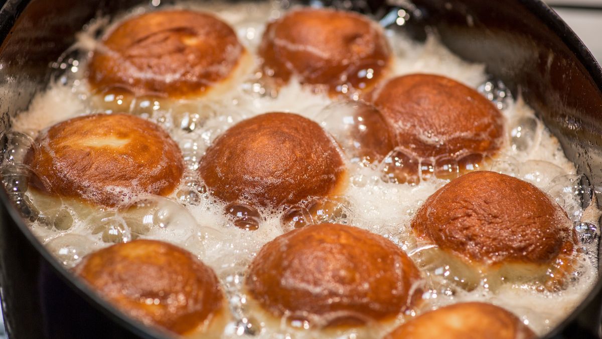 Pączki tradycyjnie smaży się na smalcu