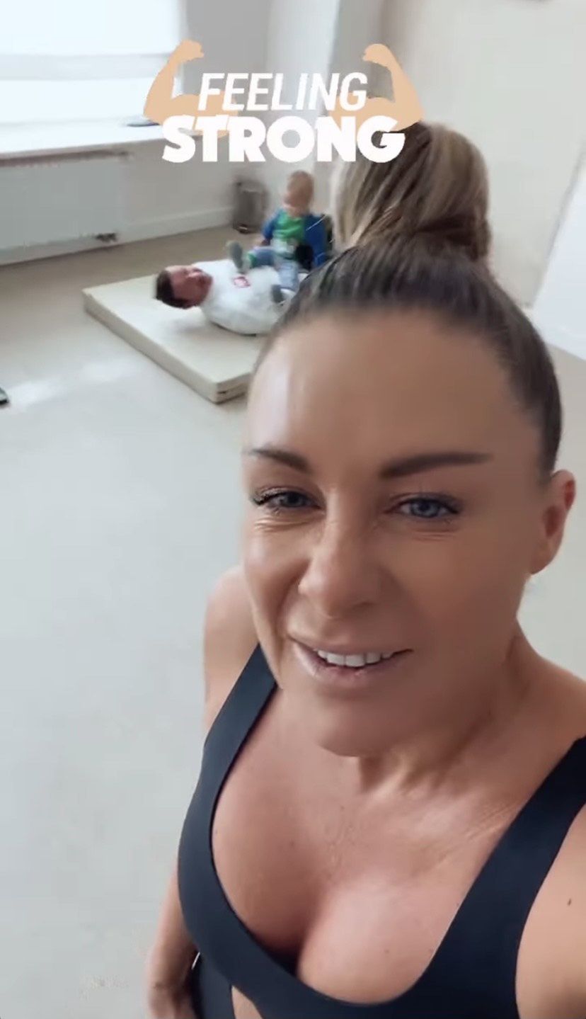 Małgorzata Rozenek wyciska siódme poty na siłowni i prezentuje UMIĘŚNIONY BRZUCH