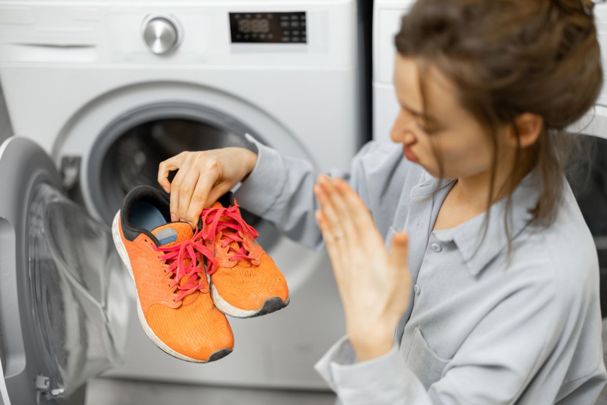Śmierdzące buty to uciążliwy problem, zwłaszcza latem
