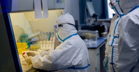 Laboratoria badające wirusy. Większość państw nie spełnia norm