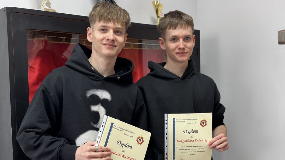  Mateusz i Maksymilian w marcu zostali nagrodzenie również w swojej szkole, a dyplomy i bony upominkowe wręczyła im Izabela Jarzecka, dyrektor ZSP 1