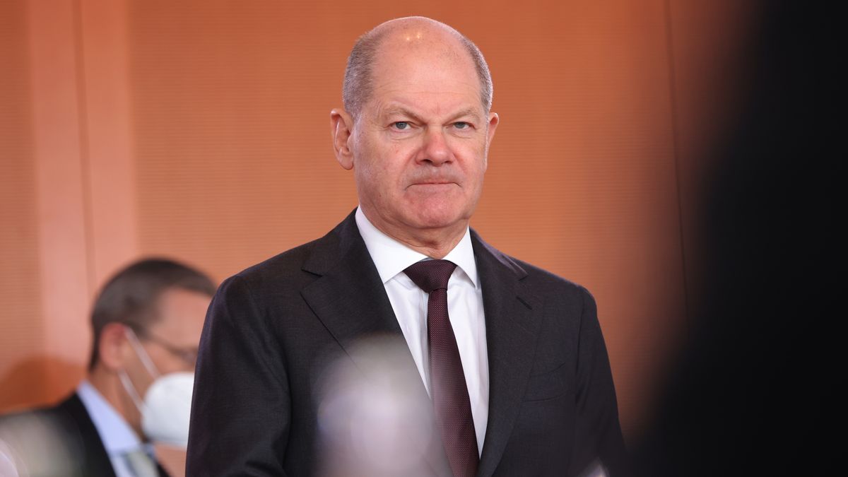 BERLIN, GERMANY - MARCH 27: German Chancellor Olaf Scholz  arrives for the weekly federal government cabinet meeting on March 27, 2024 in Berlin, Germany. High on the morning's agenda is expanding the numbers of German police officers participating in international European Union missions.(Photo by Michele Tantussi/Getty Images)